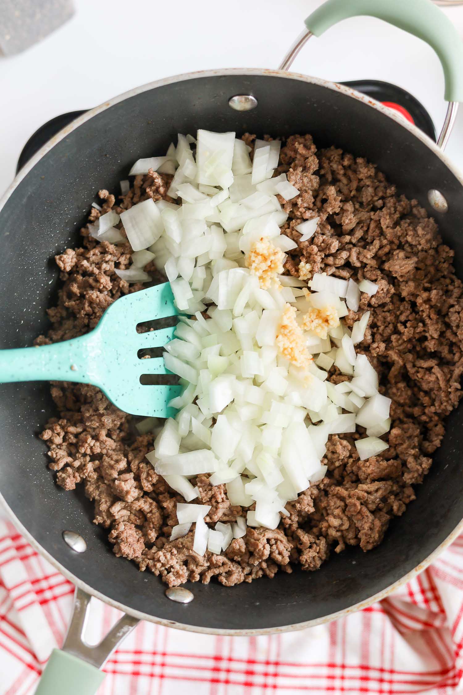 cooking ground beef with white onions 